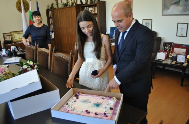 Златна значка и торта за Габи от кмета на Русе