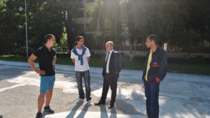 Кметът инспектира строителството на игрище за футбол