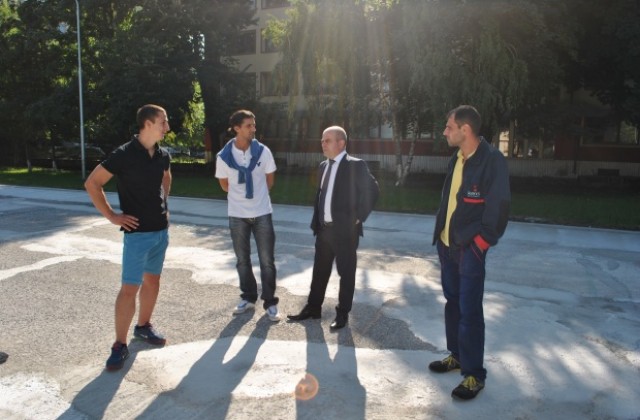 Кметът инспектира строителството на игрище за футбол