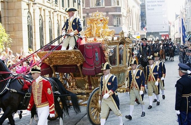 Холандската кралска двойка се сбогува със златната си каляска... засега