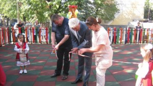 Две напълно обновени детски площадки откриха в Дупница