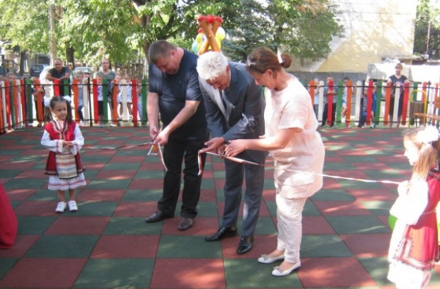 Две напълно обновени детски площадки откриха в Дупница