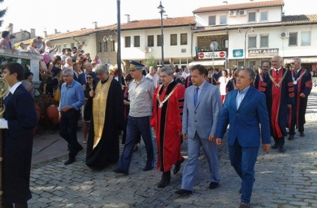 С водосвет и шествие откриха учебната година в новия медицински филиал във В. Търново