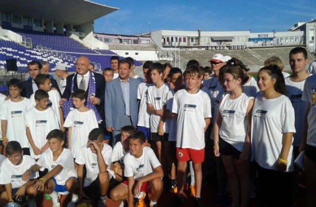 Министър Кралев: Благодаря на кмета Даниел Панов за новия облик на стадион „Ивайло”