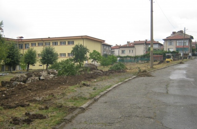 Майстори все още работят в 2 училища в Кюстендилска област