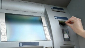 Заловиха мъж теглил пари с крадена дебитна карта