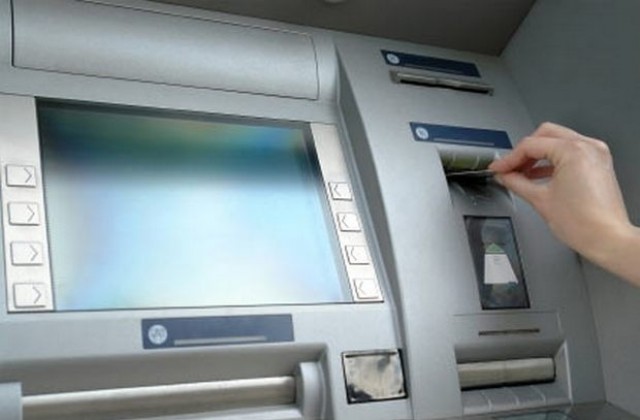 Заловиха мъж, теглил пари с крадена дебитна карта