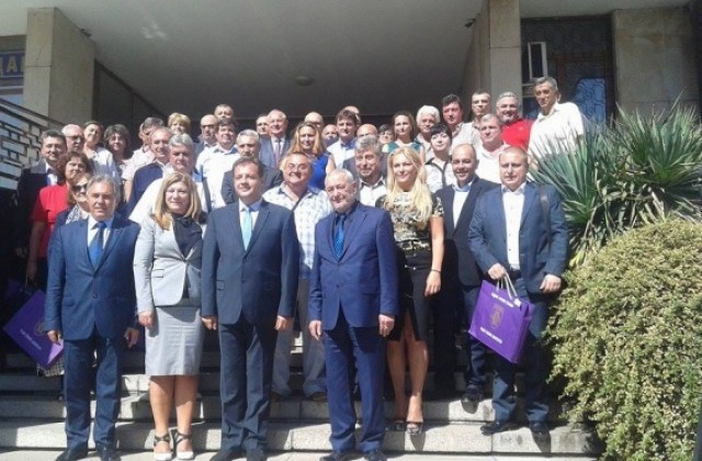 С емоционални слова и приятелски прегръдки завърши последната сесия на Общинския съвет във В. Търново