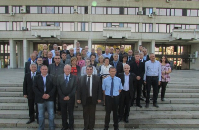 Общинските съветници с плакети в края на мандата