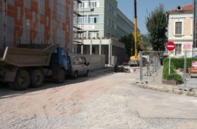 Отварят улицата пред ПМГ „Добри Чинтулов“ в Сливен