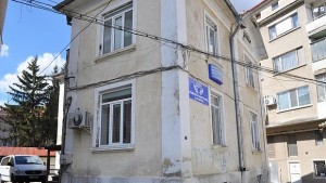 Обискираха кола на депесар пред партийния клуб в Разград