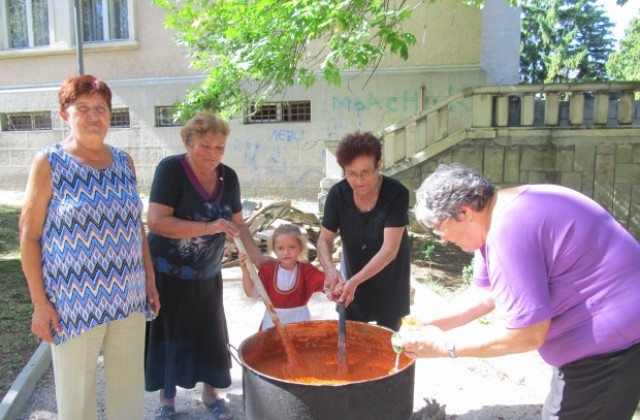 В Лясковец отново свариха най- вкусната лютеница