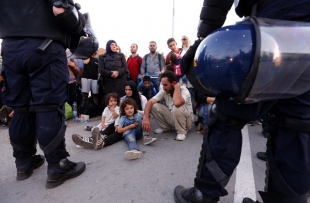 Хърватия затваря границата със Сърбия, ако напливът на мигранти продължи