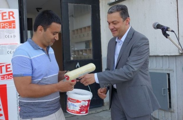 С валяк и кофа латекс кметът на Севлиево даде старт на безплатното саниране