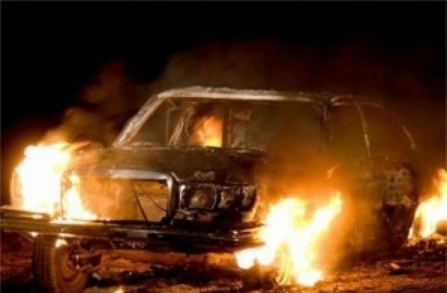 Мъж с изгаряния, автомобилът му пламнал в движение