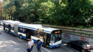 Блъснаха се автобус и кола пострада кондукторката