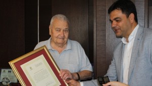 Кметът на Димитровград зарадва с грамота др Марко Лафчийски