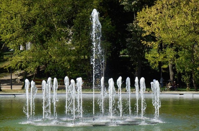 Нов фонтан заработи в езерото в парка