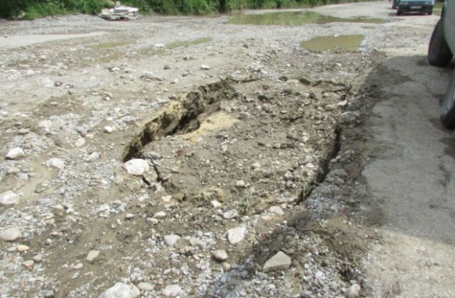 Възстановяват улица в Първомайци, пострадала при наводнение