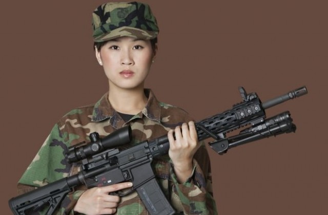 Китайската армия лекува младежи, пристрастени към смартфоните