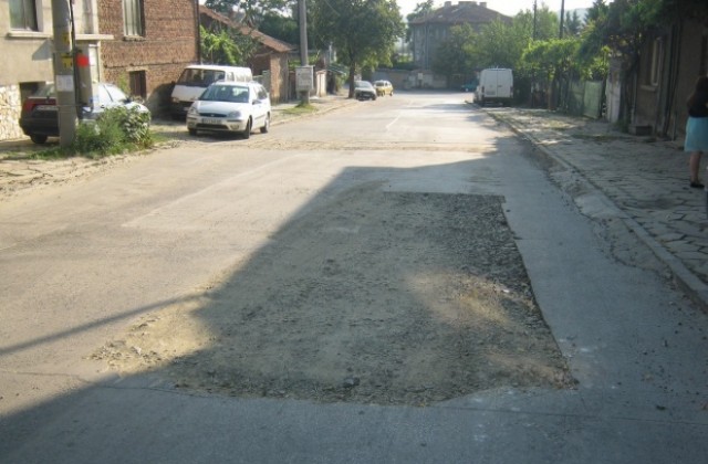 Асфалтират дупките от ВиК аварии в Дупница