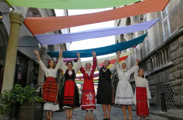 Над 60 автентични носии показа уникално ревю в Нощта на Самоводската чаршия