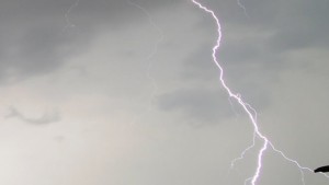 СНИМКИ Гръмотевици светкавици и обилен дъжд над Кюстендил