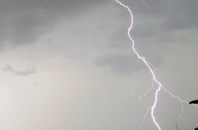 СНИМКИ: Гръмотевици, светкавици и обилен дъжд над Кюстендил
