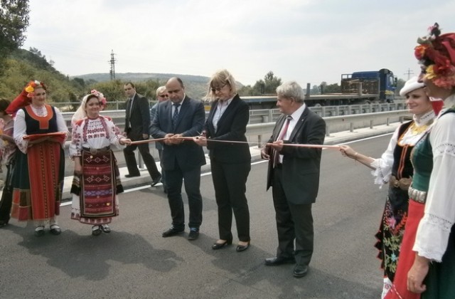 Председателят на парламента преряза лентата на обновения мост при село Ясен