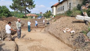 Гробове от преди 6 хилядолетия намериха в двора на бивше