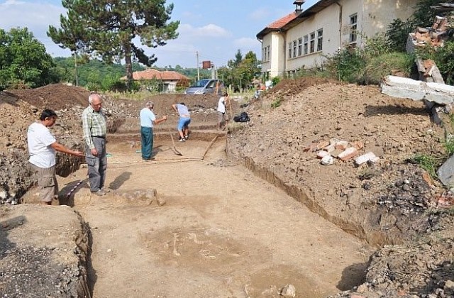 Гробове от преди 6 хилядолетия намериха в двора на бивше училище (СНИМКИ)