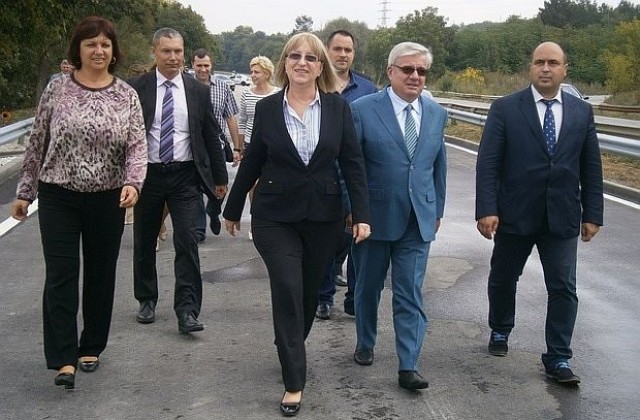 Цецка Цачева преряза лентата на обновен мост на река Вит