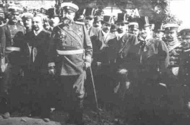 Цар Фердинанд обявява българската независимост с Манифест на 22 септември 1908 г.