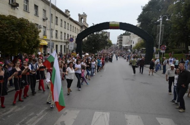 Стотици се хванаха на Голямото търновско хоро