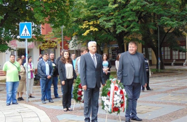 В Дупница отбелязаха Независимостта с празничен концерт и поднасяне на венци и цветя