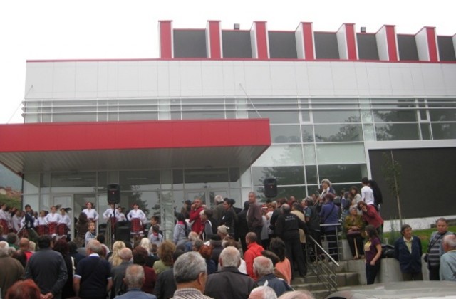 Предложение за брак при откриването на спортен комплекс