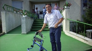 Фондация АДРА дари проходилки и бастуни на дома за стари