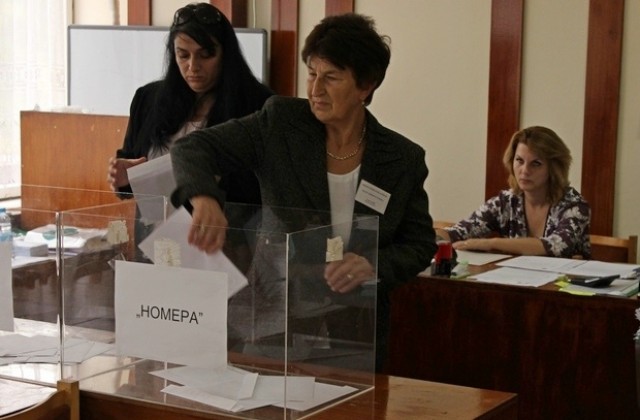 В ОИК изтеглиха номерата на партиите, които ще участват в изборите в Стражица