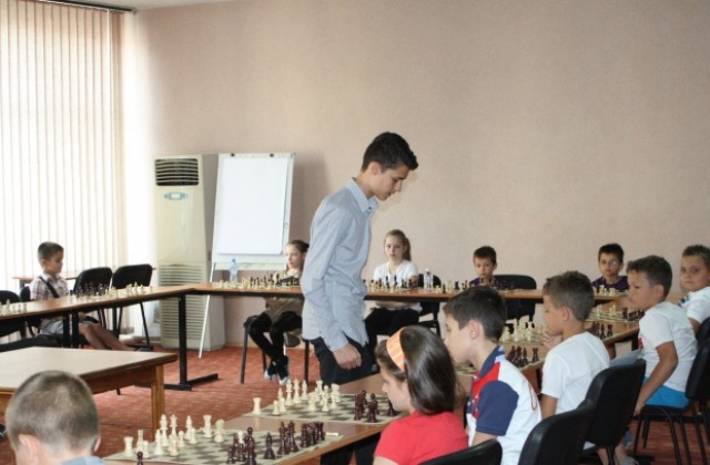 Благотворителен сеанс на ШК Етър популяризира шахматната игра