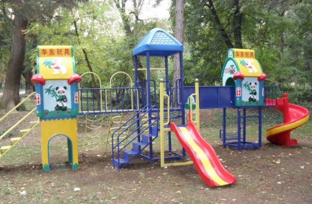Нова площадка радва децата в Градската градина в Г. Оряховица