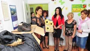 Дариха нови дрехи и обувки на болни хора във Враца