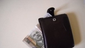 Младежи задигнали шест лева от възрастна жена