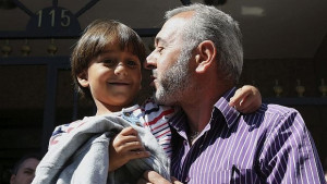 Терорист ли е сирийският бежанец спънат от операторка