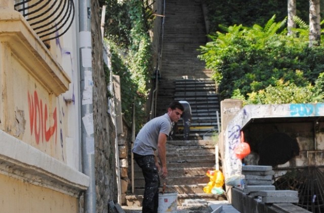 Продължават ремонтите на стълбища и улици във Велико Търново