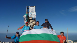Туристи от Мездра и Враца покориха три пирински върха