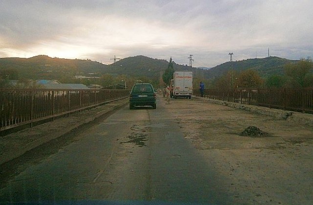 Затруднен трафик по пътища в региона