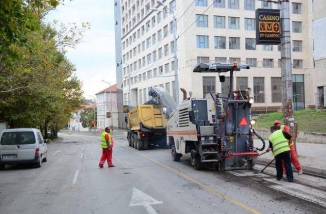Ремонтите на булевардите във Варна продължават (СНИМКИ)