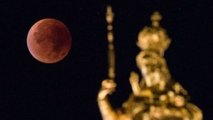 След Кървавата Луна не идва краят на света успокои астроном