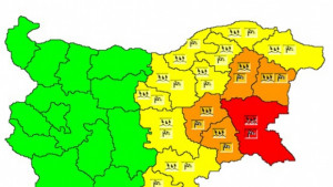 Бурен вятър и порои връхлитат Черноморието