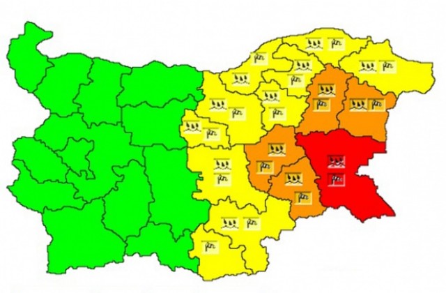 Бурен вятър и порои връхлитат Черноморието